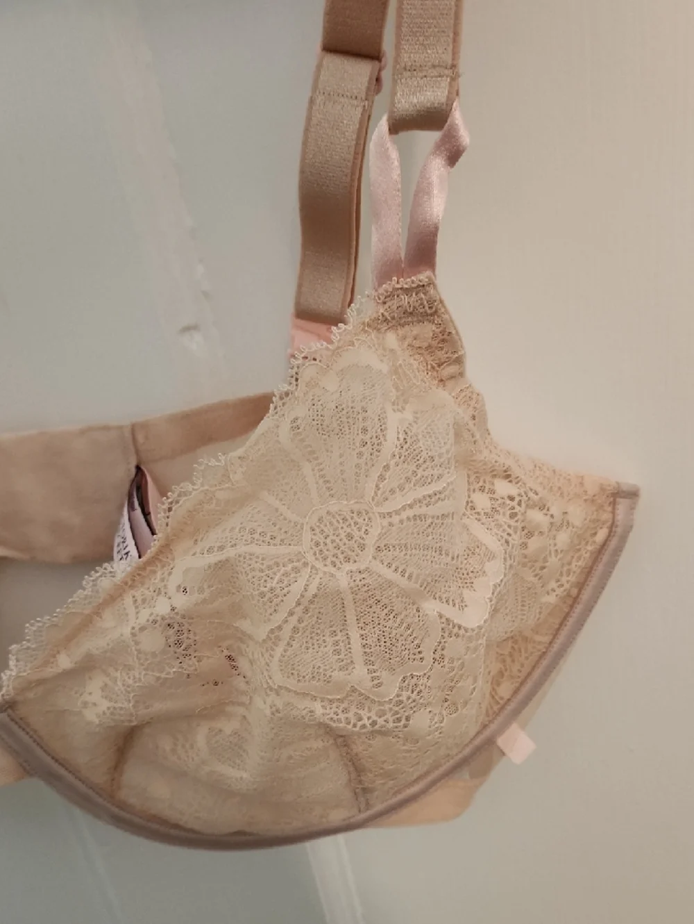 Victoria's Secret Beige Lace Underwire Bra - Picture 3 of 4
